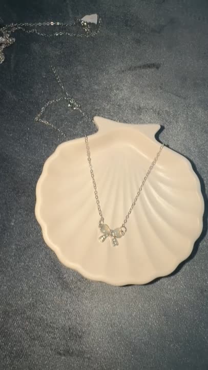 White Bow Silver - Necklace video 1
