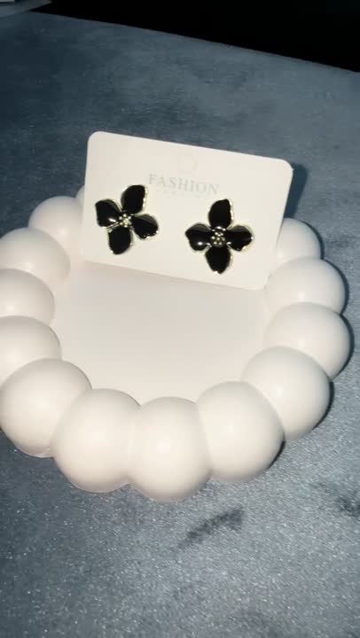 Black Shiny Flower - Earring video 1